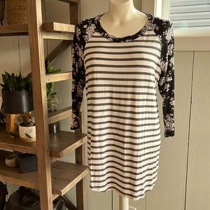 Scoop neck 3/4 sleeve shirt